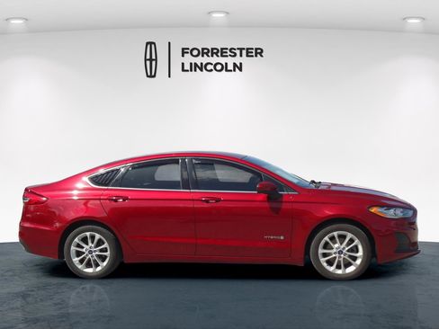 Used 2019 Ford Fusion SE FWD image 2