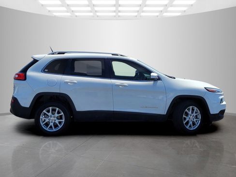 Used 2016 Jeep Cherokee Latitude w/ Safety/Convenience Group FWD image 3
