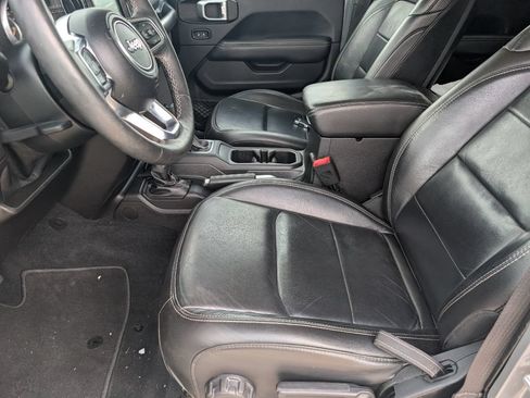 Used 2018 Jeep Wrangler Unlimited Sahara AWD/4WD image 9