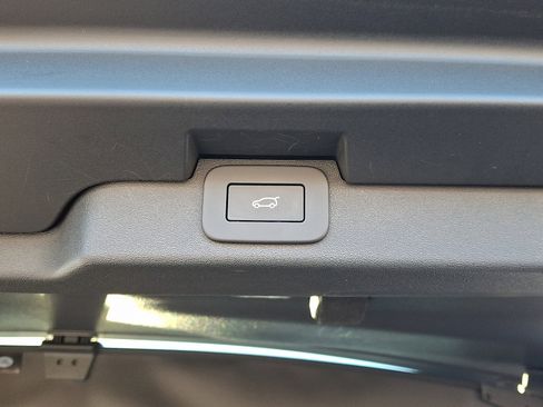 Used 2025 Land Rover Discovery Dynamic SE image 29