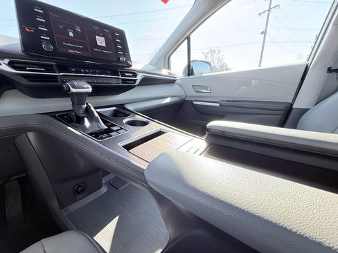 Used 2021 Toyota Sienna XLE image 19