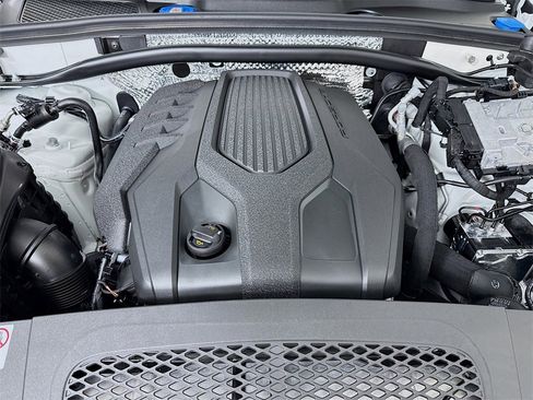 Used 2025 Porsche Macan image 32