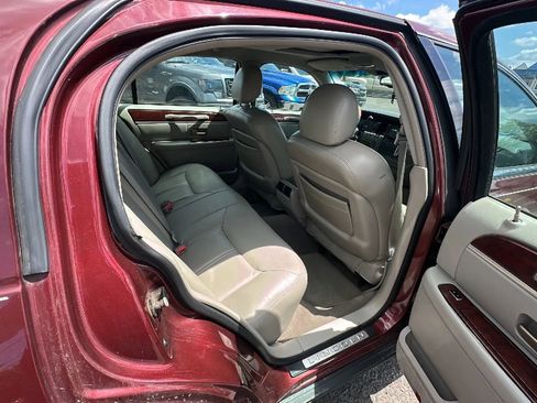 Used 2004 Lincoln Town Car Ultimate image 13