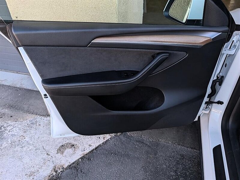 Used 2023 Tesla Model Y Long Range AWD/4WD image 18