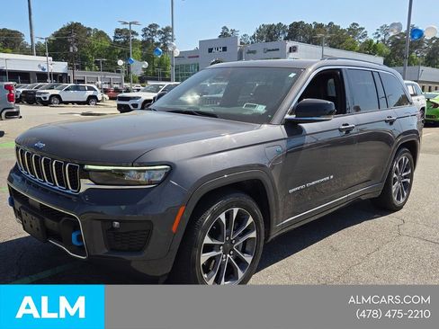 Used 2023 Jeep Grand Cherokee Overland w/ Luxury Tech Group IV AWD/4WD image 4