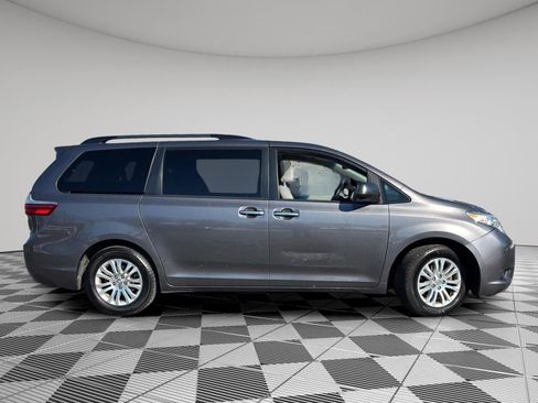 Used 2017 Toyota Sienna XLE image 6