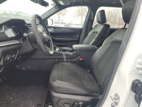 New 2025 Jeep Grand Cherokee L Altitude image 16