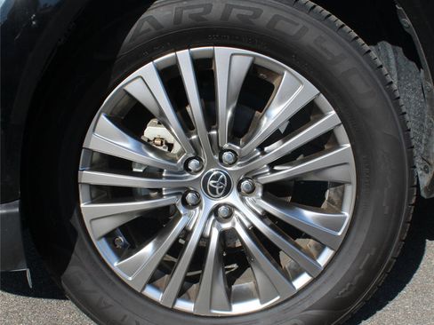 Used 2023 Toyota Venza XLE image 18