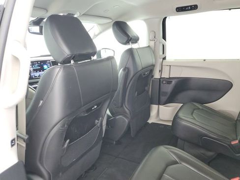 Used 2023 Chrysler Pacifica Touring-L image 14