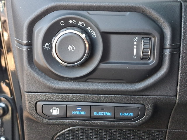 Used 2024 Jeep Wrangler Unlimited Sahara AWD/4WD image 9