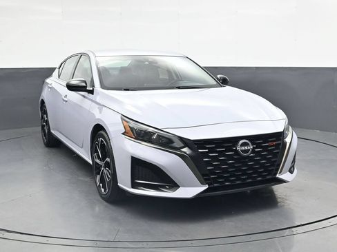 Used 2025 Nissan Altima 2.5 SR FWD image 2