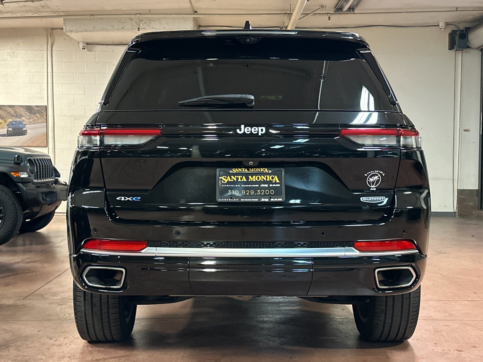 Used 2023 Jeep Grand Cherokee Summit w/ Advanced Protech Group IV AWD/4WD image 4