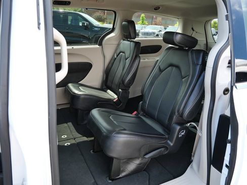 Used 2024 Chrysler Pacifica Touring-L FWD image 19