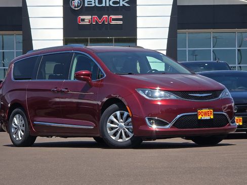 Used 2018 Chrysler Pacifica Touring-L FWD image 2