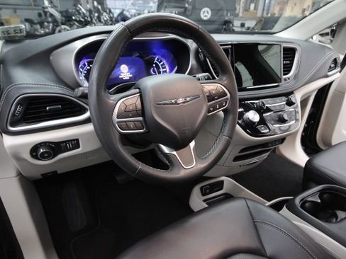 Used 2023 Chrysler Pacifica Touring-L image 16