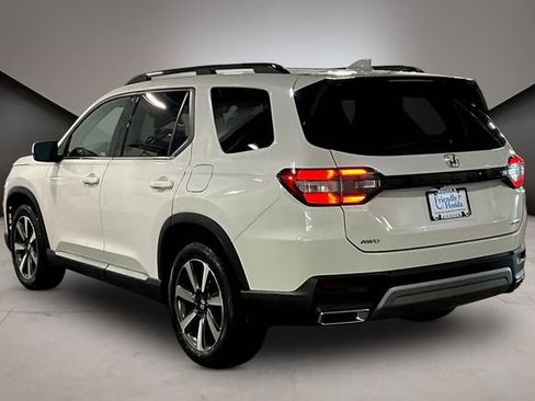Used 2024 Honda Pilot Touring image 4