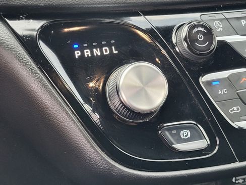 Used 2025 Chrysler Pacifica Select FWD image 24