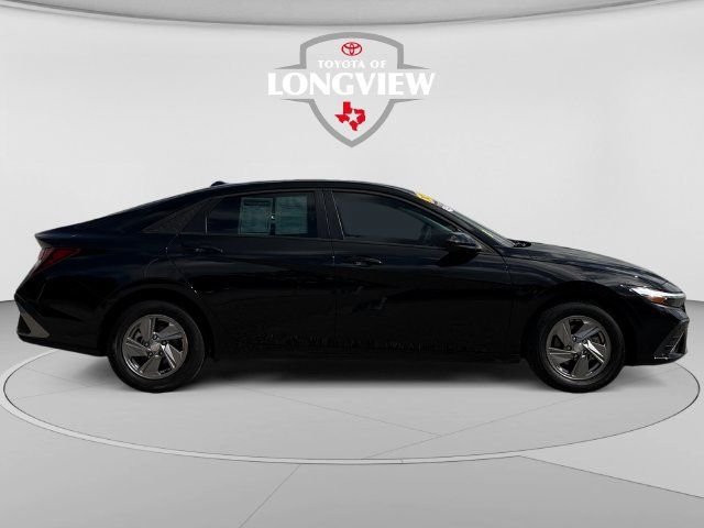 Used 2025 Hyundai Elantra SE FWD image 6