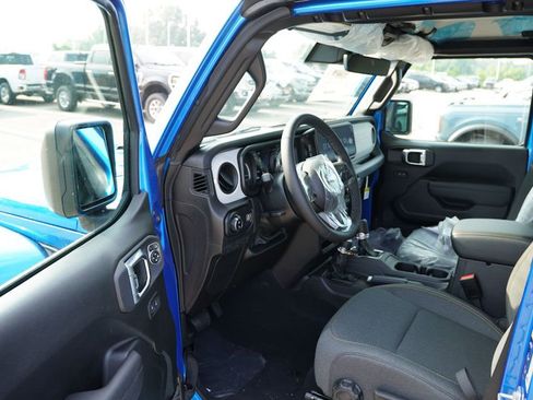 New 2025 Jeep Gladiator Sport image 10