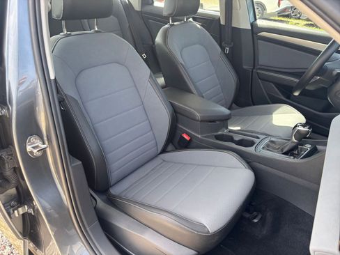 Used 2025 Volkswagen Jetta SE FWD image 38