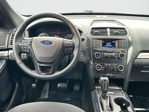 Used 2018 Ford Explorer XLT FWD image 2