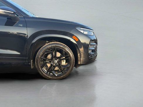 Used 2025 Volkswagen Tiguan SE R-Line image 33