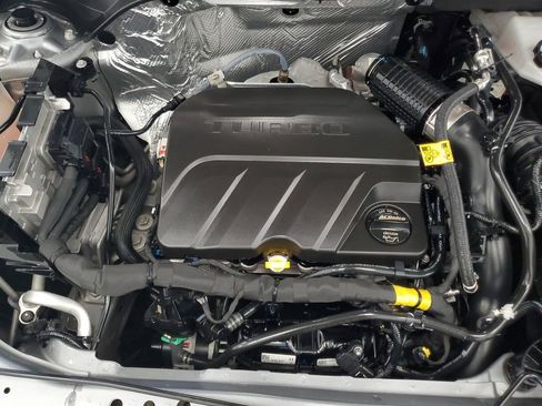 Used 2025 Chevrolet Trax LT w/ LT Convenience Package FWD image 9