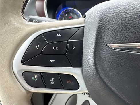 Used 2018 Chrysler Pacifica Limited w/ Tire & Wheel Group FWD image 23