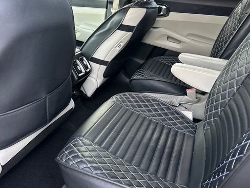 Used 2022 Kia Sorento S image 12