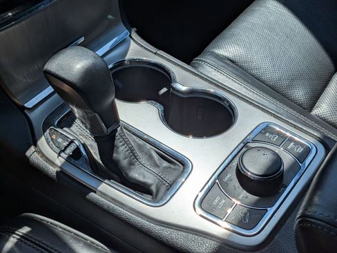 Used 2019 Jeep Grand Cherokee Overland AWD/4WD image 18