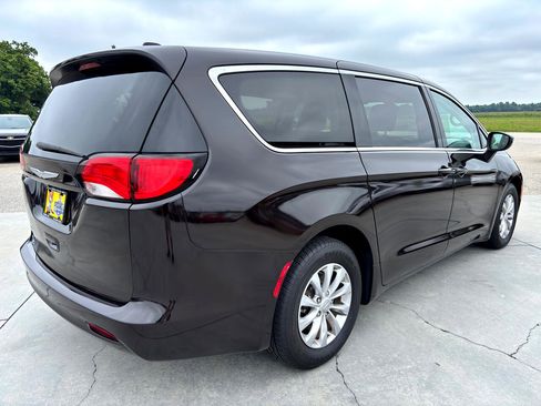 Used 2017 Chrysler Pacifica Touring w/ Tire & Wheel Group image 4