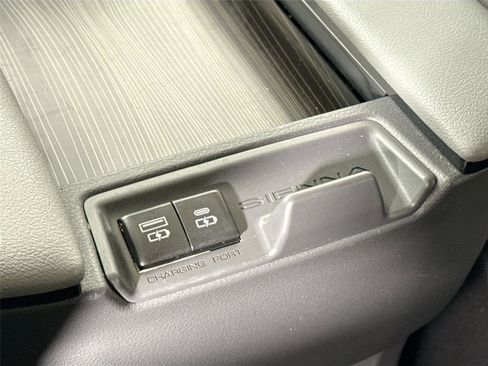 Used 2023 Toyota Sienna Limited FWD image 40