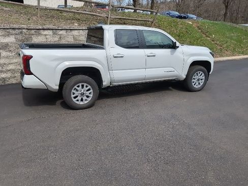 Used 2025 Toyota Tacoma SR5 AWD/4WD image 3