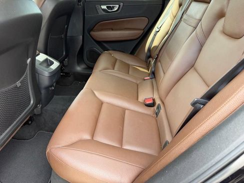 Used 2019 Volvo XC60 T5 Momentum w/ Premium Package FWD image 11