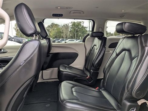 Used 2023 Chrysler Pacifica Touring-L image 12