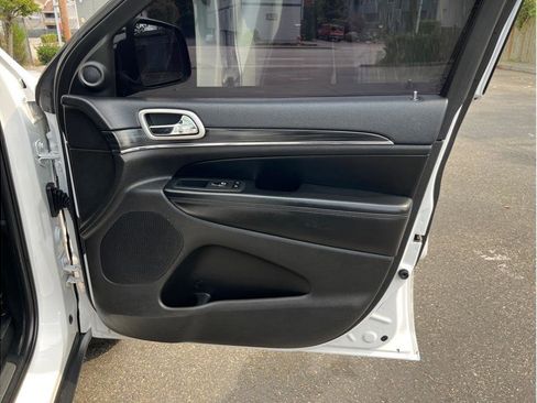 Used 2020 Jeep Grand Cherokee Limited w/ Luxury Group II image 24