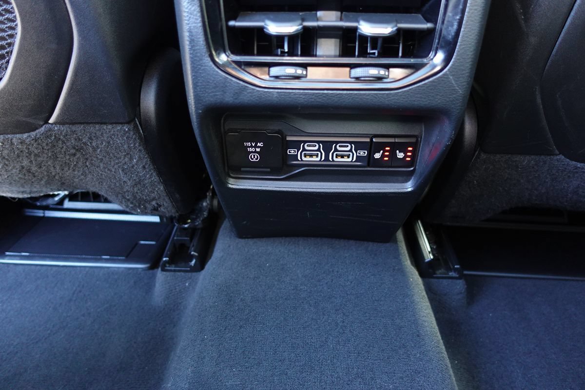 Used 2024 Jeep Grand Cherokee Limited w/ Black Appearance Package AWD/4WD image 40