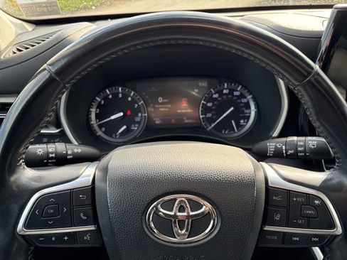 Used 2020 Toyota Highlander XLE AWD/4WD image 21