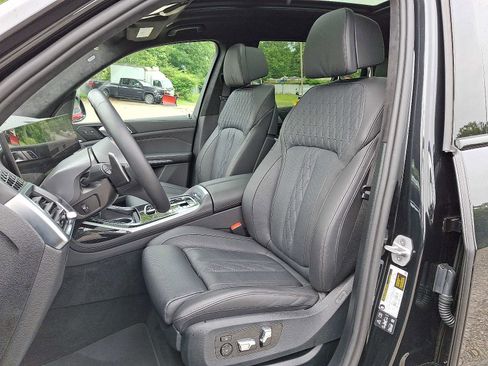 Used 2025 BMW X7 M60i w/ Executive Package image 15