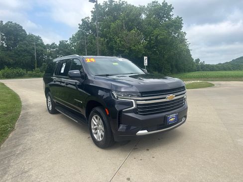 Used 2024 Chevrolet Suburban LT AWD/4WD image 3