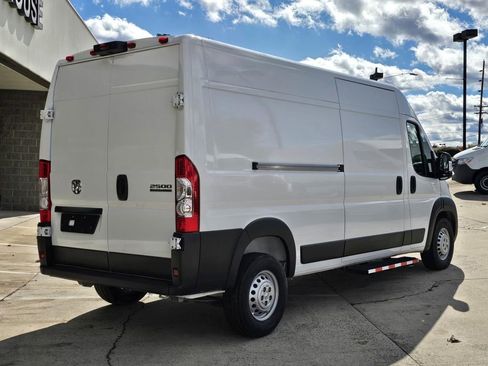 Used 2025 RAM ProMaster 2500 w/ Convenience Group image 4