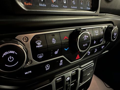 Used 2018 Jeep Wrangler Unlimited Sahara w/ Dual Top Group image 14