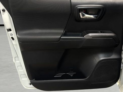 Used 2018 Toyota Tacoma SR5 AWD/4WD image 16