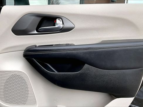 Used 2023 Chrysler Pacifica Touring-L image 21