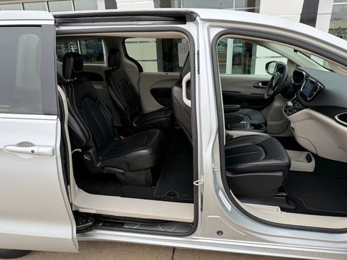 Used 2024 Chrysler Pacifica Touring-L image 31