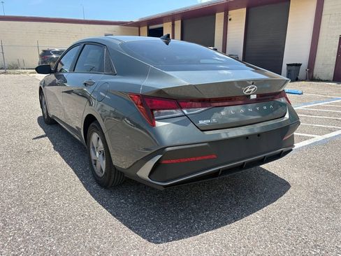 Used 2025 Hyundai Elantra SE FWD image 5