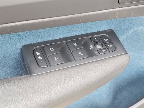 Certified 2023 Volvo C40 P8 Recharge Ultimate image 12