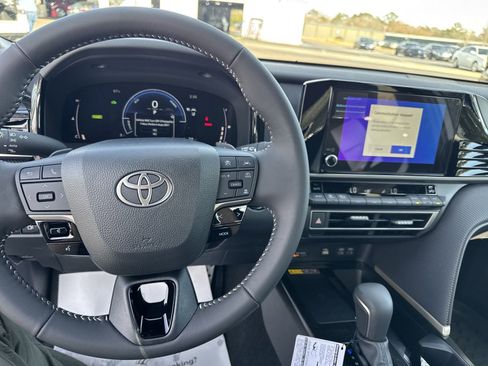 New 2025 Toyota Camry SE w/ Convenience Package FWD image 16