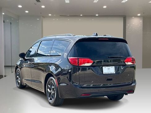 Used 2019 Chrysler Pacifica Touring-L Plus w/ S Appearance Package FWD image 3