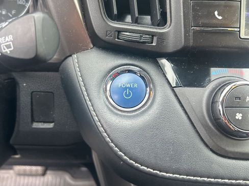 Used 2018 Toyota RAV4 LE AWD/4WD image 19